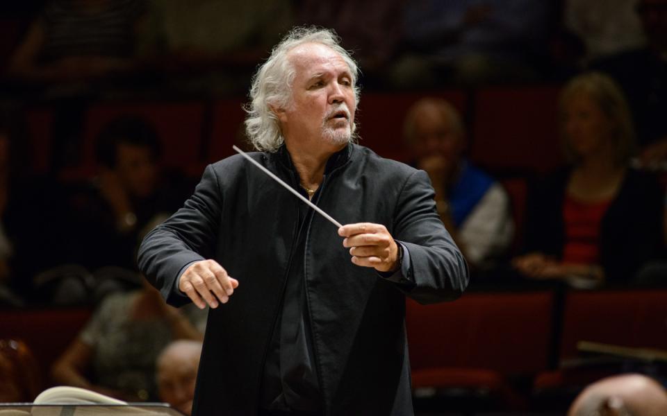 Donald Runnicles conducting