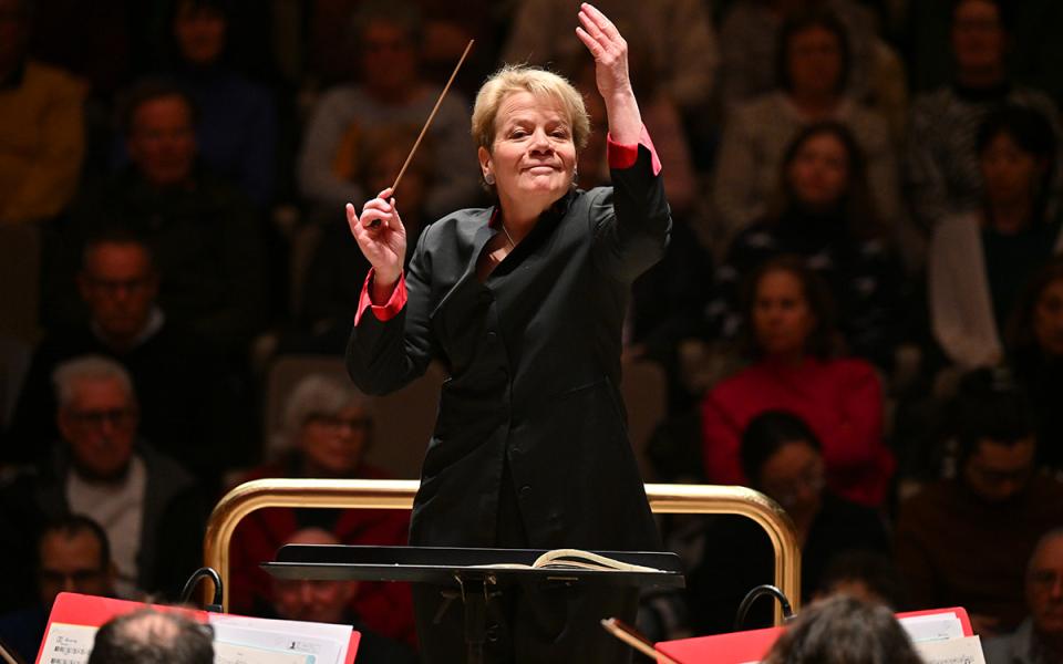 Marin Alsop conducting