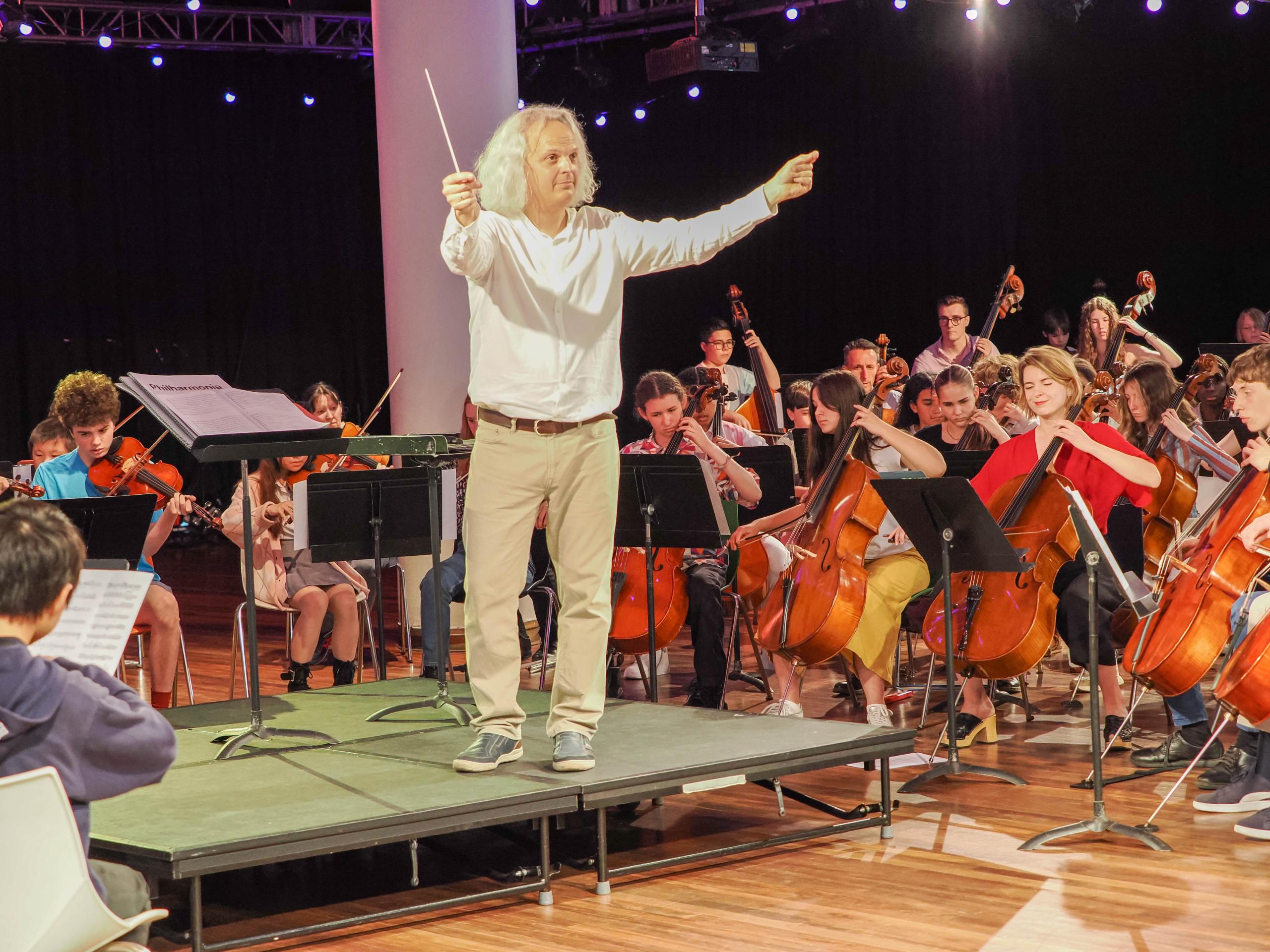 Adrian Varela conducting young musicians
