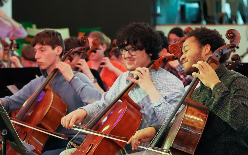 Sheku Kanneh-Mason playing alongside young cellists